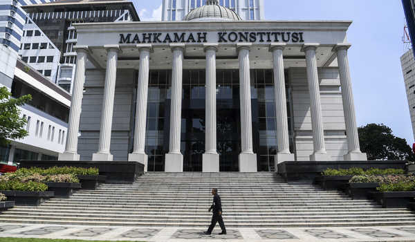 Sambangi MK Perbaikan Berkas, Tim Kuasa Hukum Prabowo-Sandi Bawa Bukti yang Menghebohkan